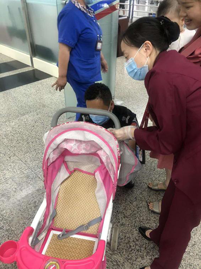 圖片1.png“真情服務(wù)”是讓旅客更加安心、放心、舒心的出行。行查室作為部門進港服務(wù)的最后一個環(huán)節(jié)，在日常工作中也很注重服務(wù)細(xì)節(jié)。6月10日，行查室工作人員幫助旅客打開嬰兒車，為她排憂解難。.png